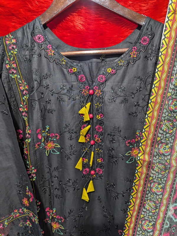 MUNIRA BY ZOYA AHMAD LUXURY LAWN- PRET | D-02