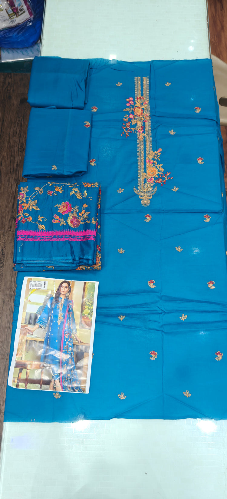 GUL AHMED LUXURY LAWN D-01