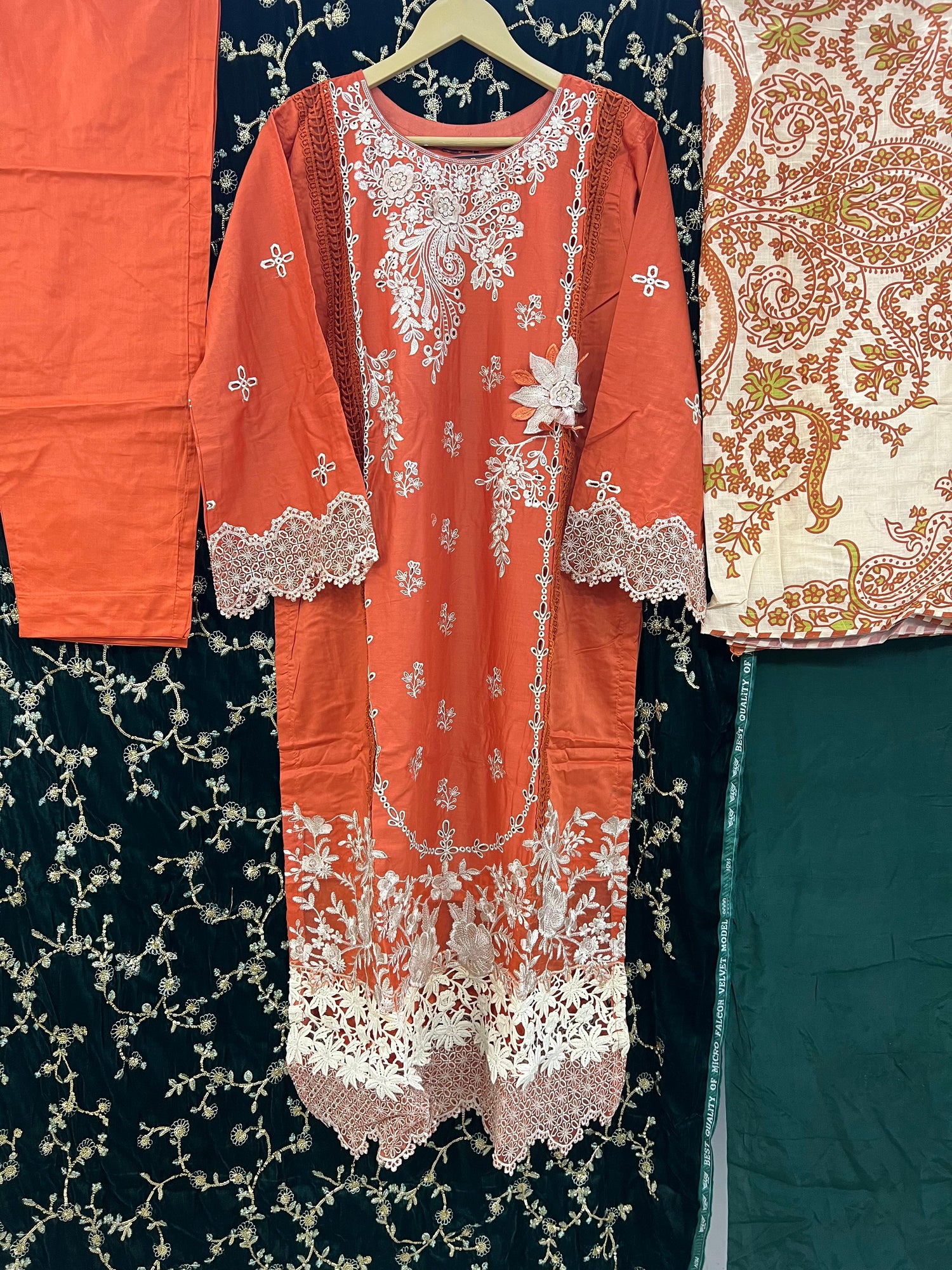 ZOYA AHMAD SIGNATURE CHIKANKARI