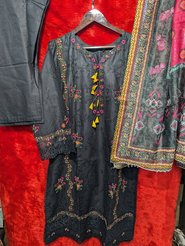 MUNIRA BY ZOYA AHMAD LUXURY LAWN- PRET | D-02