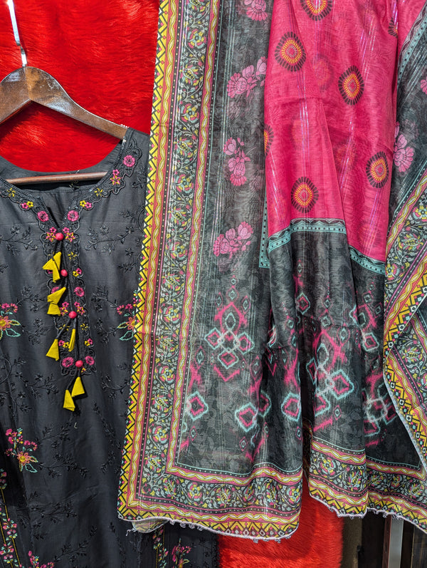 MUNIRA BY ZOYA AHMAD LUXURY LAWN- PRET | D-02